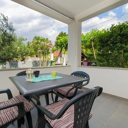 Rose Garden Apartment *