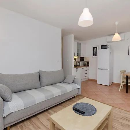 Rose Garden Apartment *