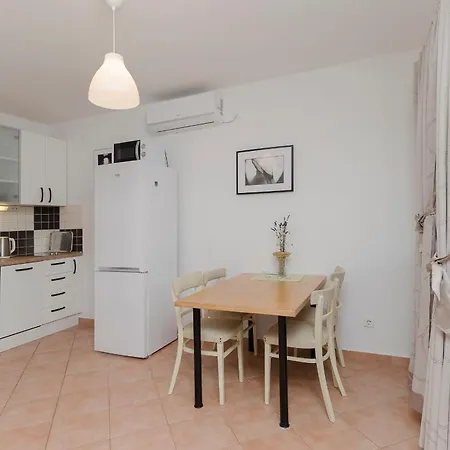Rose Garden Apartment *