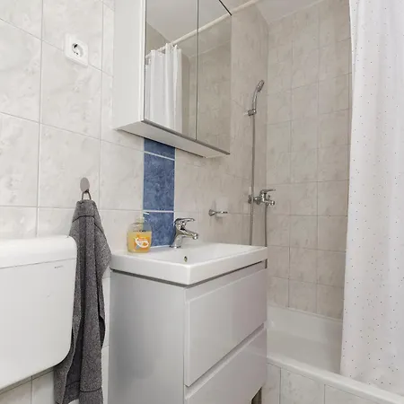 Rose Garden Apartment *